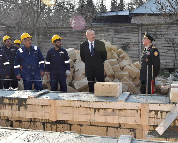 Глава государства изучил в Агсу ход работ по устранению последствий землетрясения - Sputnik Азербайджан