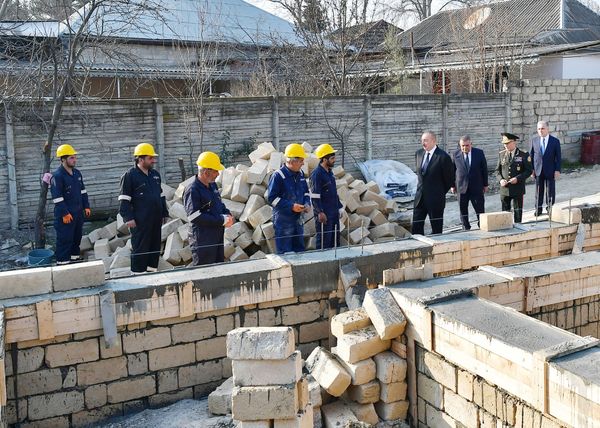Глава государства изучил в Агсу ход работ по устранению последствий землетрясения - Sputnik Азербайджан