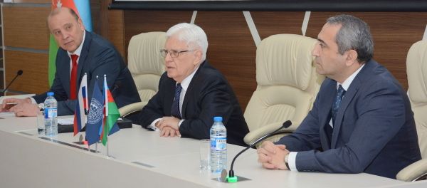 Чрезвычайный и полномочный посол Российской Федерации в Азербайджане Михаил Николаевич Бочарников посетил Азербайджанский государственный экономический университет (UNEC) - Sputnik Азербайджан