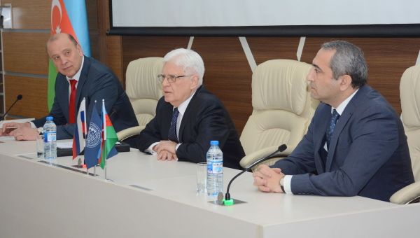 Чрезвычайный и полномочный посол Российской Федерации в Азербайджане Михаил Николаевич Бочарников посетил Азербайджанский государственный экономический университет (UNEC) - Sputnik Азербайджан