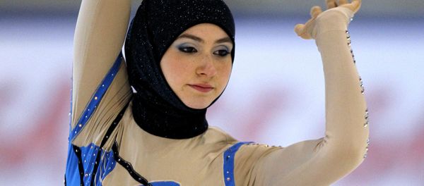 Спортсменка из ОАЭ Захра Лари на Кубке Европы по фигурному катанию в Канацеи - Sputnik Азербайджан