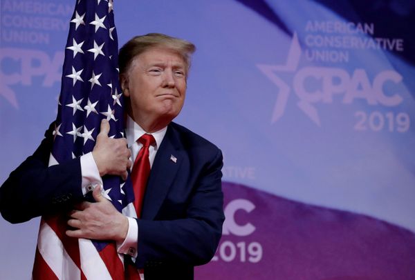 Президент США Дональд Трамп с флагом США на Конференции консервативного политического действия - Sputnik Азербайджан