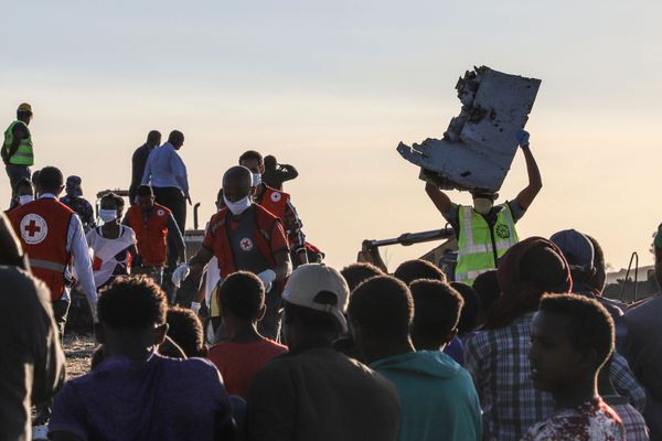 Люди с обломками самолета на месте авиакатастрофы Ethiopian Airlines  - Sputnik Азербайджан