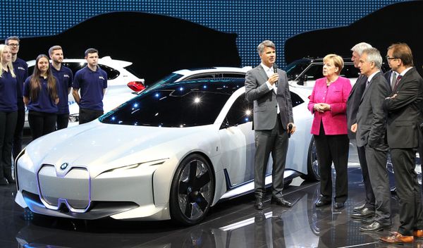 Главные автосалоны мира. Обозрение с азербайджанским акцентом - Sputnik Азербайджан
