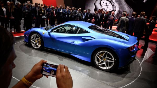 Стенд с новым Ferrari F8 Tributo на международном Женевском автосалоне, 2019 год - Sputnik Азербайджан