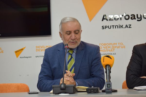 Правозащитник купил картофель за три маната и узнал о нем много нового Правозащитник купил картофель за три маната и узнал о нем много нового - Sputnik Азербайджан