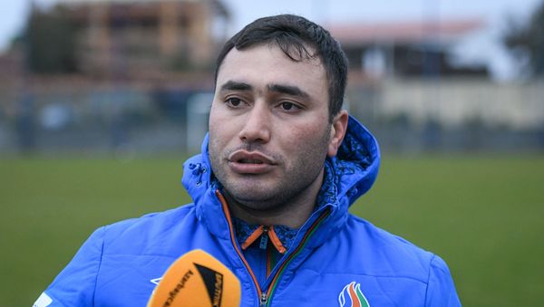 Qadınlardan ibarət milli yığmamızın baş məşqçisi Siyasət Əsgərov - Sputnik Азербайджан