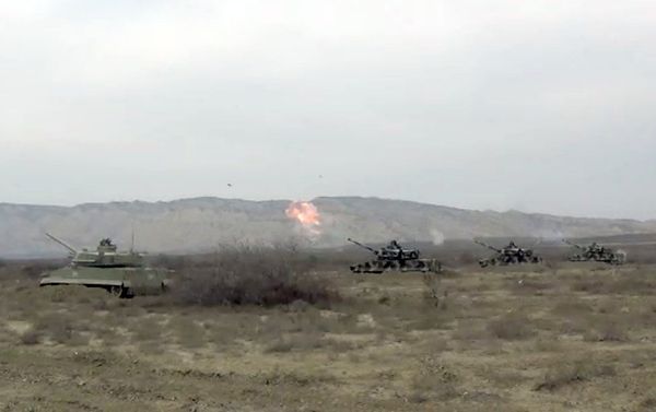 Азербайджанские военные открыли огонь по условному противнику - Sputnik Азербайджан