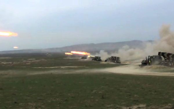Азербайджанские военные открыли огонь по условному противнику - Sputnik Азербайджан