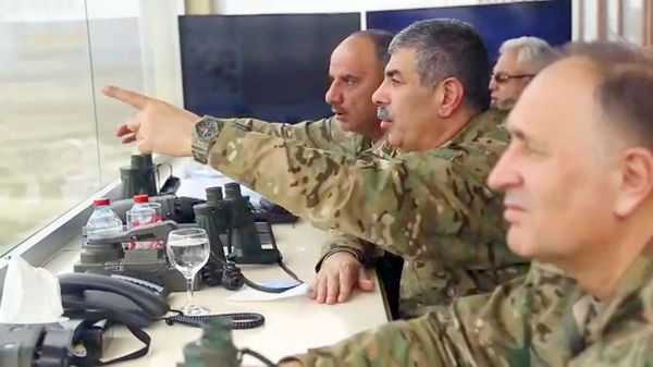 Азербайджанские военные открыли огонь по условному противнику - видео - Sputnik Азербайджан