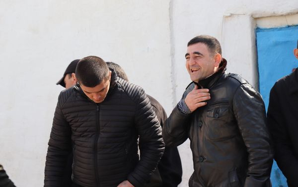Заключенные выходят из пенитенциарного учреждения номер 13 Заключенные выходят из пенитенциарного учреждения номер 13 - Sputnik Азербайджан