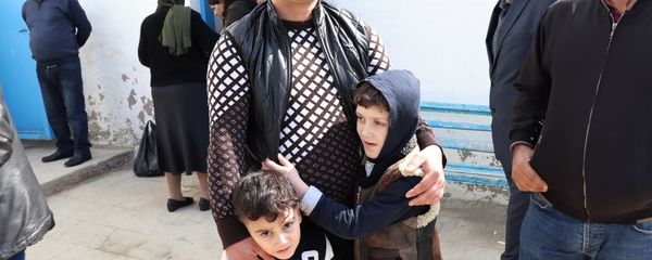 Люди, ожидающие своих близких у стен пенитенциарного учреждения номер 13 - Sputnik Азербайджан