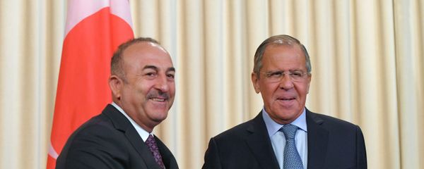 Министр иностранных дел РФ Сергей Лавров и министр иностранных дел Турции Мевлют Чавушоглу на пресс-конференции по итогам переговоров - Sputnik Азербайджан