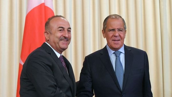 Министр иностранных дел РФ Сергей Лавров и министр иностранных дел Турции Мевлют Чавушоглу на пресс-конференции по итогам переговоров - Sputnik Азербайджан
