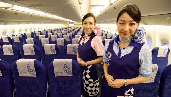 Стюардессы японской авиакомпании All Nippon Airways (ANA) - Sputnik Азербайджан