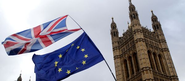 Флаги развеваются возле здания парламента, в преддверии голосования Brexit, в Лондоне - Sputnik Азербайджан