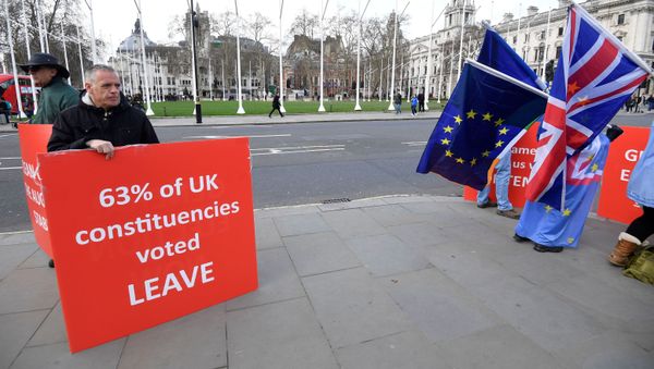 Протестующие за Brexit и против Brexit стоят возле здания Парламента в Лондоне, Великобритания - Sputnik Азербайджан