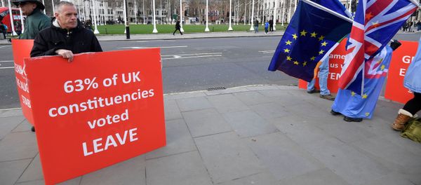 Протестующие за Brexit и против Brexit стоят возле здания Парламента в Лондоне, Великобритания - Sputnik Азербайджан