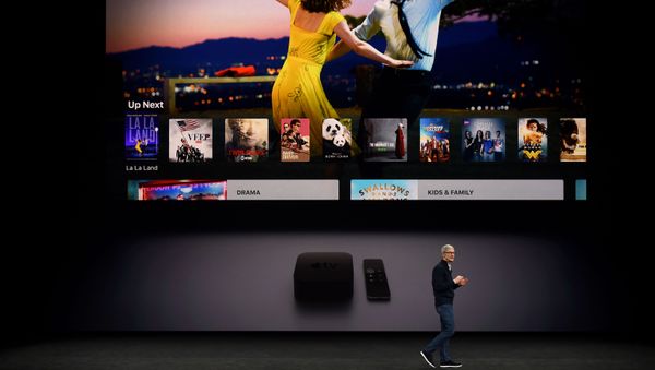 Генеральный директор Apple Тим Кук рассказывает об Apple TV во время пресс-конференции в штаб-квартире Apple в Купертино - Sputnik Азербайджан