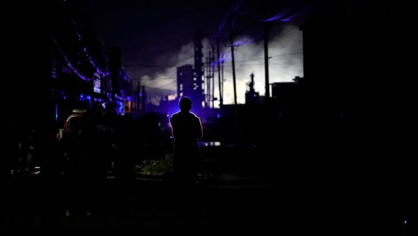  Жители деревни стоят возле своих поврежденных домов после взрыва на заводе по производству пестицидов, принадлежащем компании Tianjiayi Chemical, Китай, 22 марта 2019 года - Sputnik Азербайджан