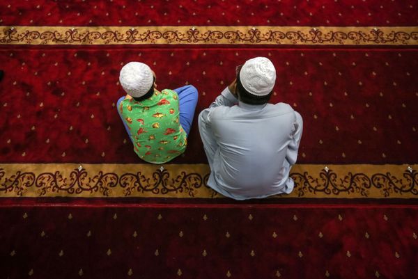 Мусульмане во время молитвы в память о жертвах стрельбы в Крайстчерче в мечети Jamia Masjid, Гонконг - Sputnik Азербайджан