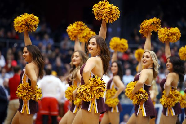Чирлидеры бескетбольной команды Arizona State Sun Devils во время выступления на игре против St. John's Red Storm в Дейтоне, штат Огайо - Sputnik Азербайджан