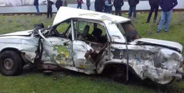 В Азербайджане поезд протаранил автомобиль, есть погибший - Sputnik Азербайджан