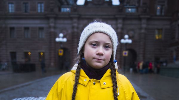 15-летняя шведская активистка Грета Тунберг во время акции протеста против изменения климата у здания парламента Швеции, ноябрь 2018 год - Sputnik Азербайджан
