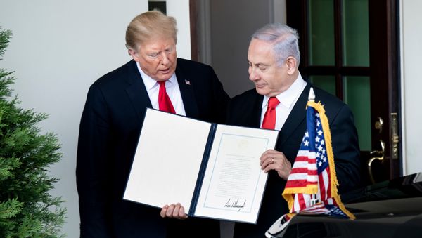 Президент США Дональд Трамп и премьер-министр Израиля Биньямин Нетаньяху проводят воззвание о Голанских высотах - Sputnik Азербайджан