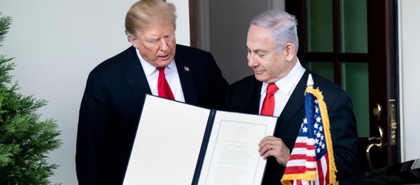 Президент США Дональд Трамп и премьер-министр Израиля Биньямин Нетаньяху проводят воззвание о Голанских высотах - Sputnik Азербайджан