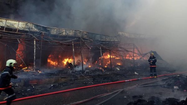 Bakıda ticarət mərkəzində güclü yanğın başlayıb - Sputnik Азербайджан