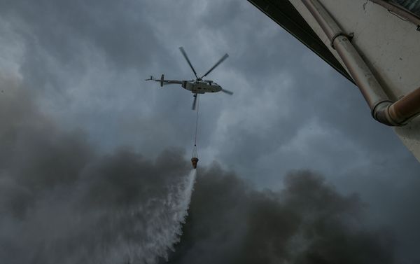 Пожар в торговом центре Диглас - Sputnik Азербайджан