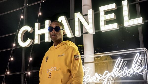 Фаррелл Уильямс на показе круизной коллекции Chanel в Бангкоке в толстовке собственного дизайна - Sputnik Азербайджан