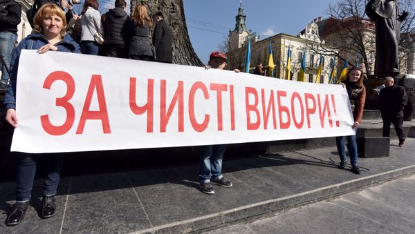 Участники народного вече за честные выборы у памятника Тарасу Шевченко во Львове - Sputnik Азербайджан