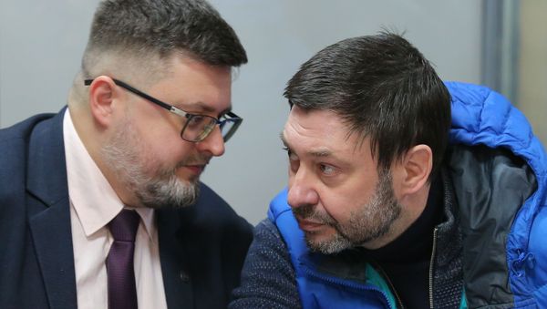 Руководитель портала РИА Новости Украина Кирилл Вышинский (справа) и адвокат Андрей Доманский в Подольском районном суде Киева - Sputnik Азербайджан