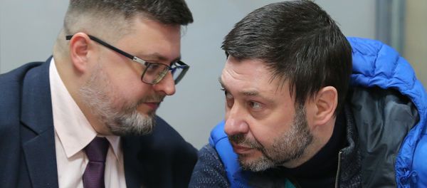 Руководитель портала РИА Новости Украина Кирилл Вышинский (справа) и адвокат Андрей Доманский в Подольском районном суде Киева - Sputnik Азербайджан