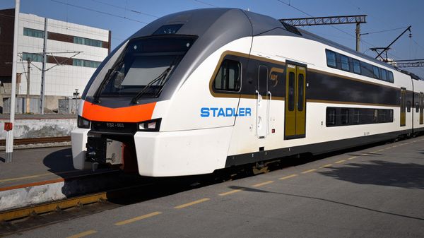 Поезд Stadler на бакинском железнодорожном вокзале - Sputnik Азербайджан