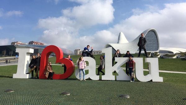 Студенты Московского государственного университета имени Михаила Ломоносова (ИСАА) в Баку - Sputnik Азербайджан
