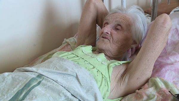 В Казахстане 85-летняя бабушка уже полгода живет в больнице - Sputnik Азербайджан