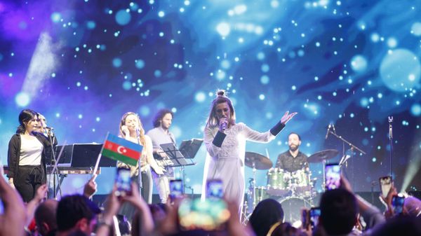 Заслуженная артистка Азербайджана Ройа Айхан выступила с сольным концертом на знаменитой площади Дубая City Walk - Sputnik Азербайджан