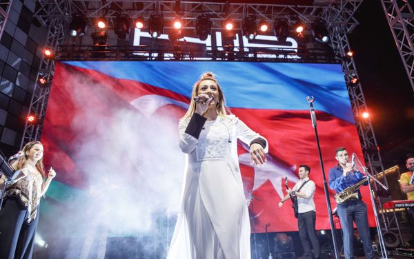Заслуженная артистка Азербайджана Ройа Айхан выступила с сольным концертом на знаменитой площади Дубая City Walk - Sputnik Азербайджан