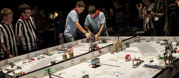 Ребята соревнуются со своим роботом Lego в первом Открытом чемпионате Европы Lego League Open European Championship - Sputnik Азербайджан