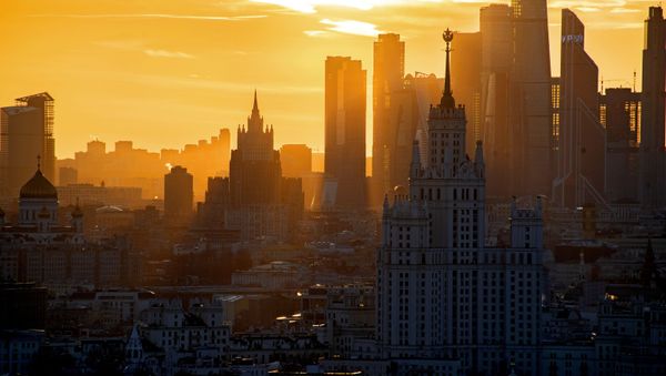Высотка на Котельнической набережной, Московский международный деловой центр Москва-Сити и здание МИД России в Москве - Sputnik Азербайджан