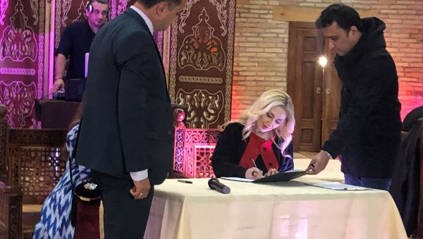 Гюльнара Халилова приняла участие в Узбекистане в подписание меморандума о создании Международной ассоциации дизайнеров национальной одежды Наутака - Sputnik Азербайджан