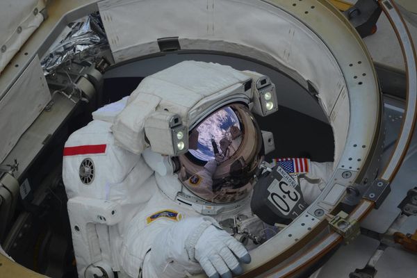 Выход в открытый космос космонавтов Энн Макклейн и Ник Хейг - Sputnik Азербайджан
