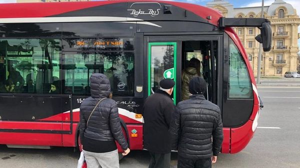 88 nömrəli müntəzəm marşrut xətti üzrə BakuBus MMC-yə məxsus müasir və komfortlu avtobuslar - Sputnik Азербайджан
