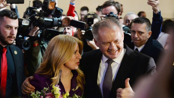 Президент Словакии Андрей Киска поздравляет с победой на выборах кандидата в президенты, адвоката, заместителя председателя внепарламентской либеральной партии Прогрессивная Словакия Зузану Чапутову - Sputnik Азербайджан