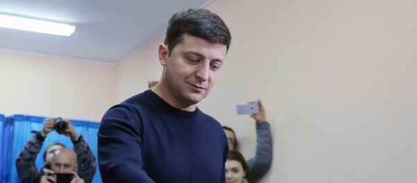 Кандидат в президенты Украины, актер Владимир Зеленский во время голосования на президентских выборах на одном из избирательных участков Киева Кандидат в президенты Украины, актер Владимир Зеленский во время голосования на президентских выборах на одном из избирательных участков Киева - Sputnik Азербайджан