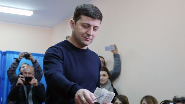 Кандидат в президенты Украины, актер Владимир Зеленский во время голосования на президентских выборах на одном из избирательных участков Киева - Sputnik Азербайджан