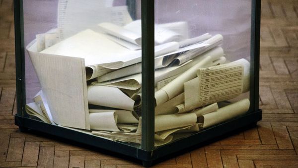 Урна для голосования на избирательном участке в Харькове. 31 марта на Украине проходят выборы президента - Sputnik Азербайджан